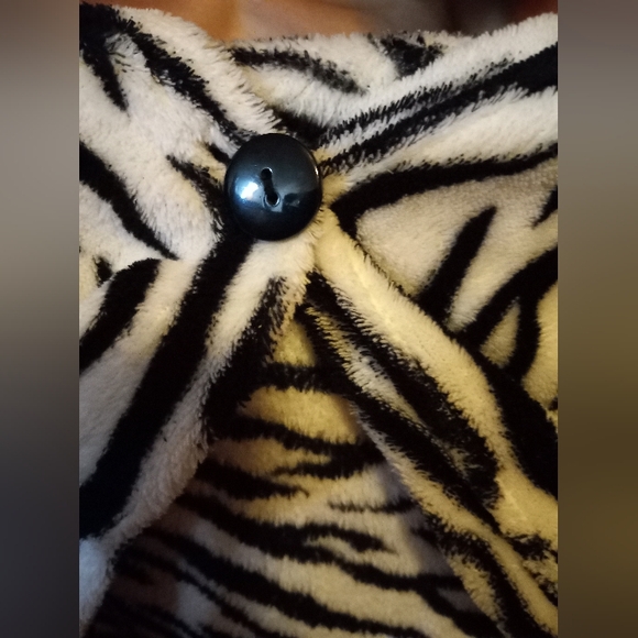 Secret Treasures Sleepwear Wrap Hooded Zebra Print Snug Adult Wearable Blanket - Picture 6 of 10